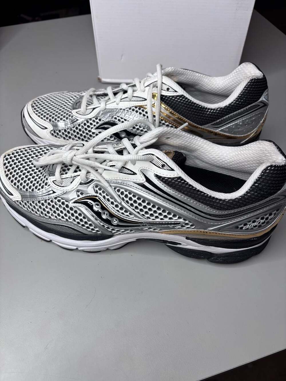 Saucony ProGrid Omni 9 Running Sneakers in Silver and Gold size13